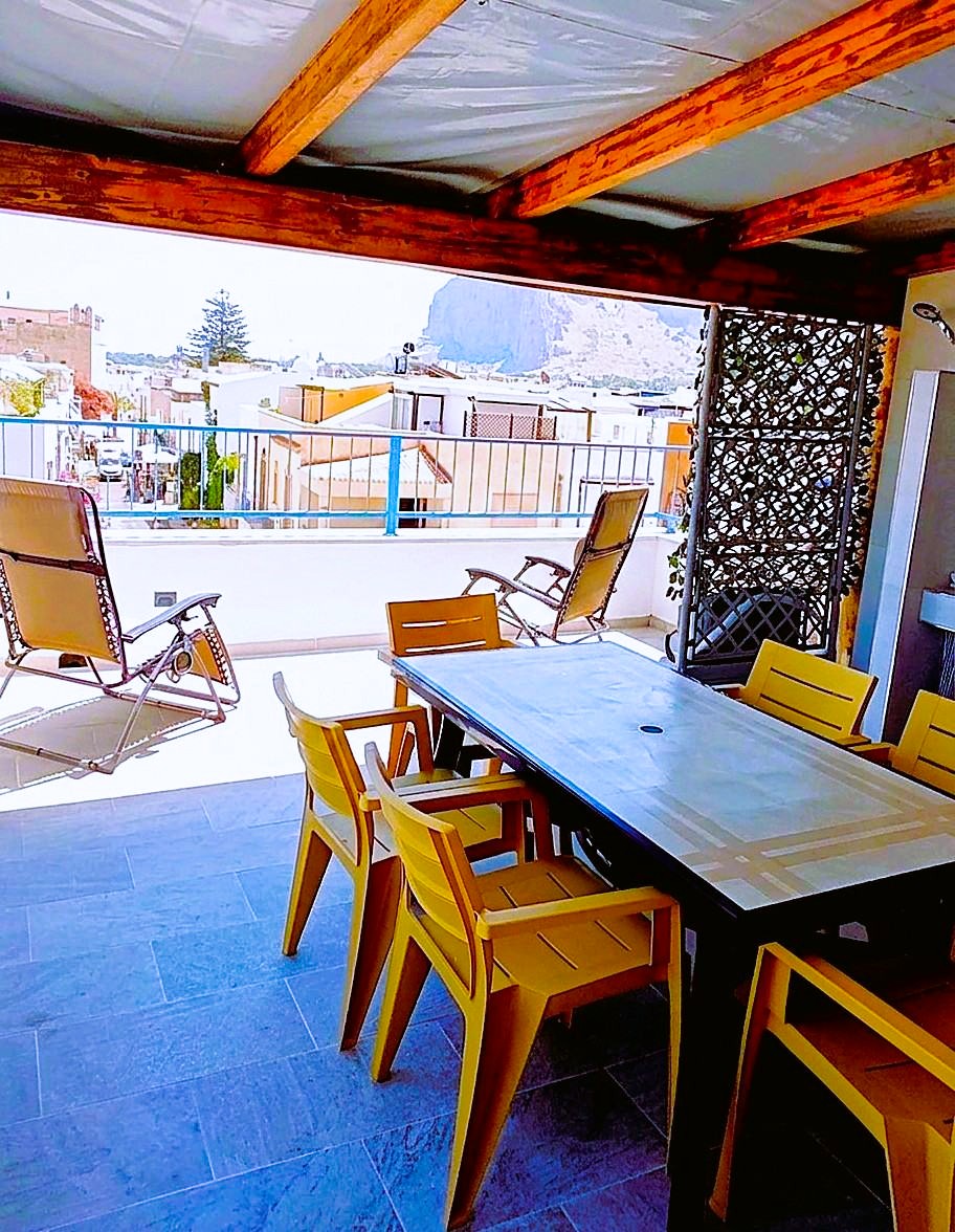Tavolo da pranzo sul terrazzo Talìa con vista sul Monte Monaco