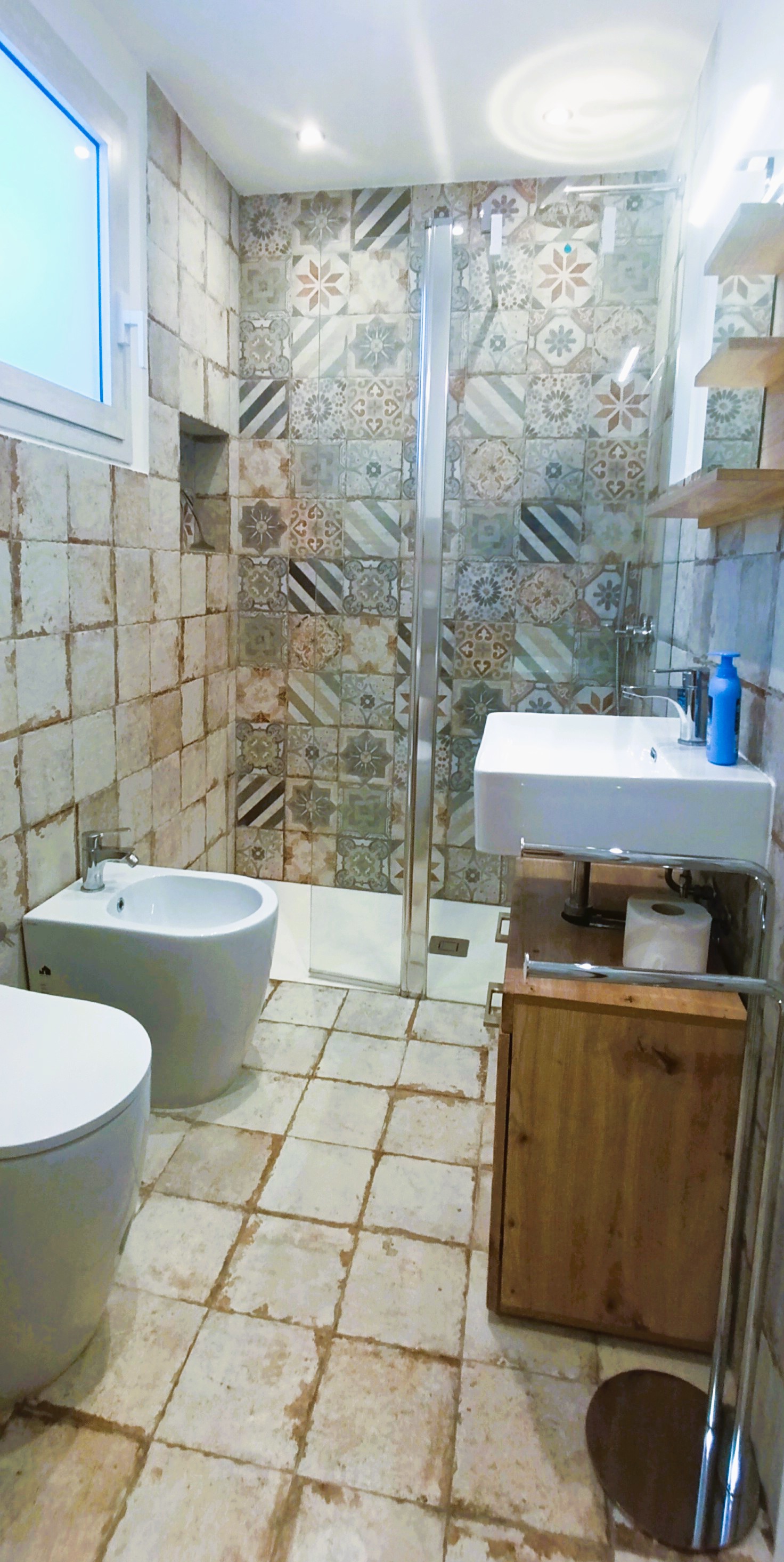 Bagno Duci Duci, doccia con maioliche decorate